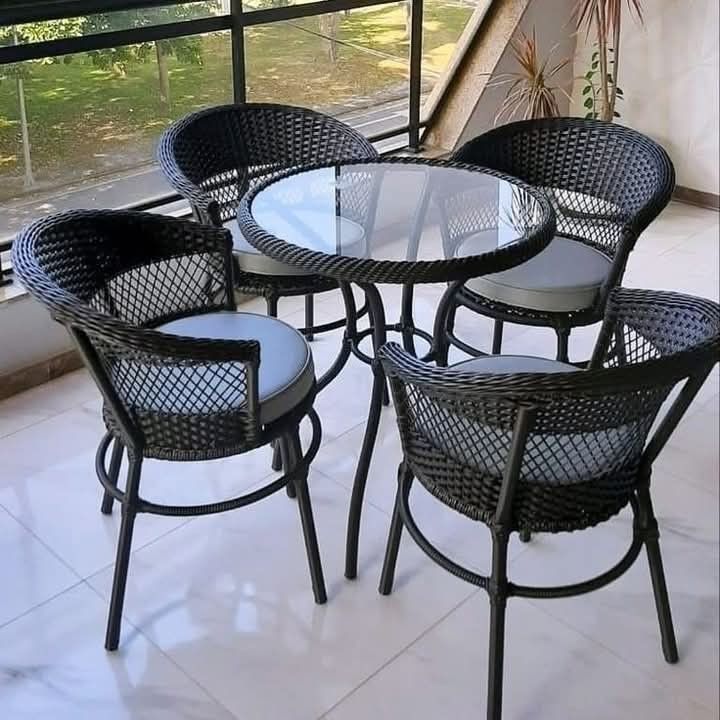 outdoor dining seating